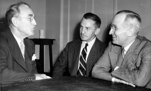 Сенатор Гарри С. Трумэн с министром военно-морского флота Джеймсом Форрестолом. 1944 г.