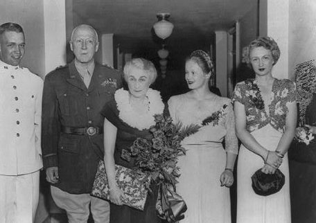 Джордж Паттон с семьей. 1945 г. 