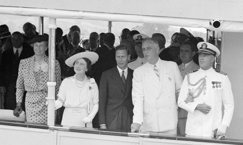 Чета с Рузвельтов с королем Георгом VI и принцессой Елизаветой плывут из Вашингтона на USS «Potomac» во время первого визита в США правящего британского монарха. 1939 г.