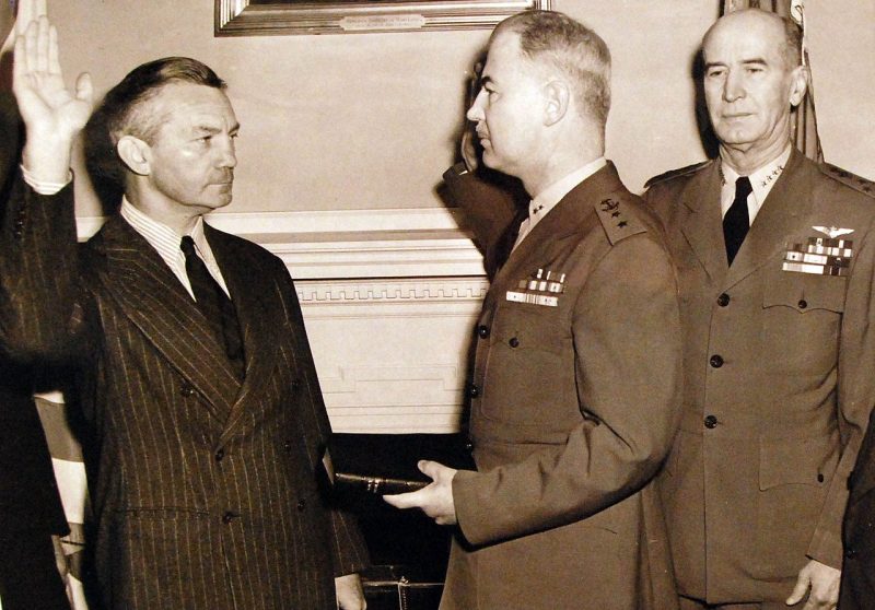 Джеймс В. Форрестол принимает присягу в качестве министра военно-морского флота. 1944 г.