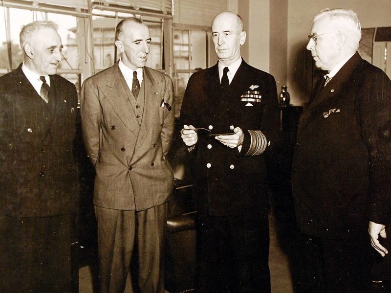 Ассоциация пожарных вручает адмиралу Эрнесту Дж. Кингу награду почетного члена Международной ассоциации пожарных. 1943 г.