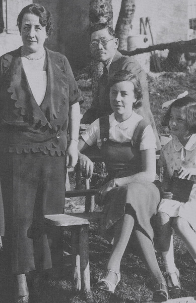 Сигэнори Того со своей женой Эдит и ее старшей дочерью от первого брака Урсулой де Лаланд и единственной дочерью от второго брака. Женева, 1932 г.