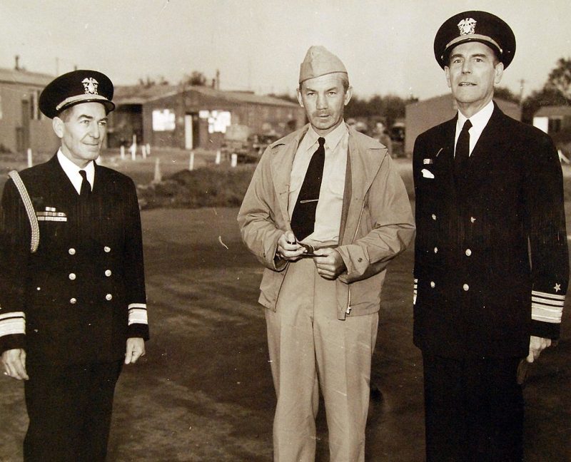Министр ВМС Джеймс В. Форрестол во время визита на базу армии США в Англии. 1944 г.