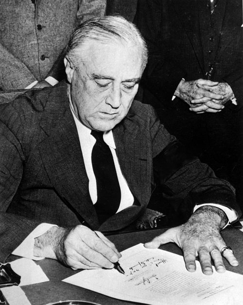 Рузвельт подписывает объявление войны Японии и Германии. 1941 г.