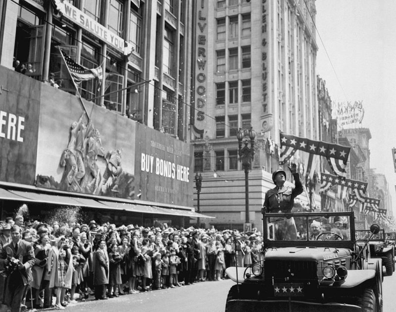 Паттон во время парада в Лос-Анджелесе. 1945 г.