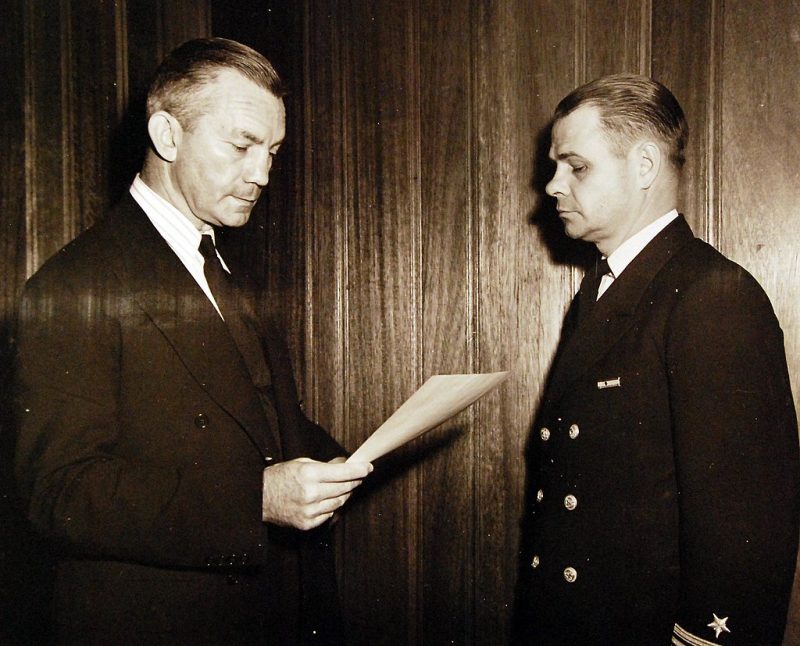 Министр военно-морского флота Джеймс В. Форрестол вручает награду лейтенант-коммандеру Джозефу Х. Гиббонсу-младшему. 1944 г.
