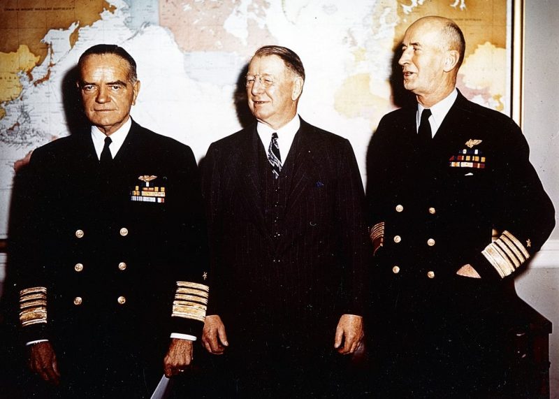 Адмирал Уильям Ф. Хэлси с министром военно-морского флота Фрэнком Ноксом и адмиралом Эрнестом Дж. Кингом. 1944 г.