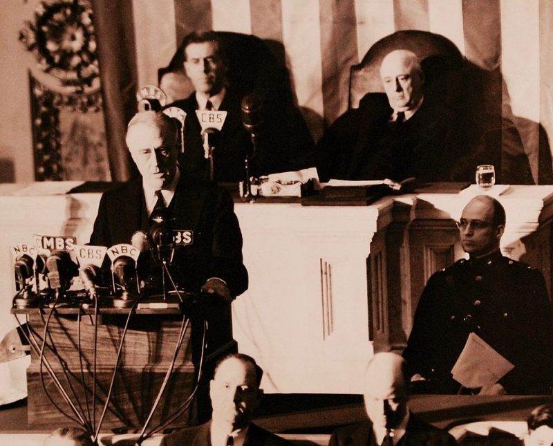 Президент Франклин Д. Рузвельт обращается к Конгрессу по поводу объявления войны 8 декабря 1941 года.