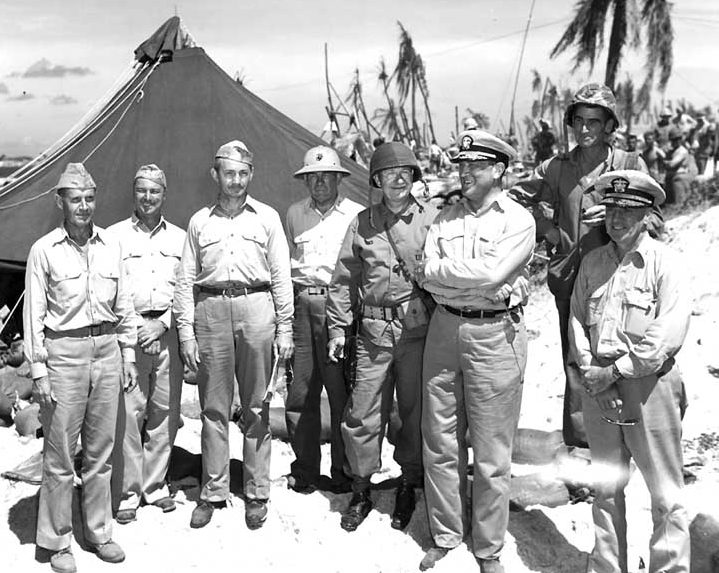 Джеймс Форрестол среди офицеров после захвата островов Рой и Намюр, атолл Кваджелейн. 1944 г. 