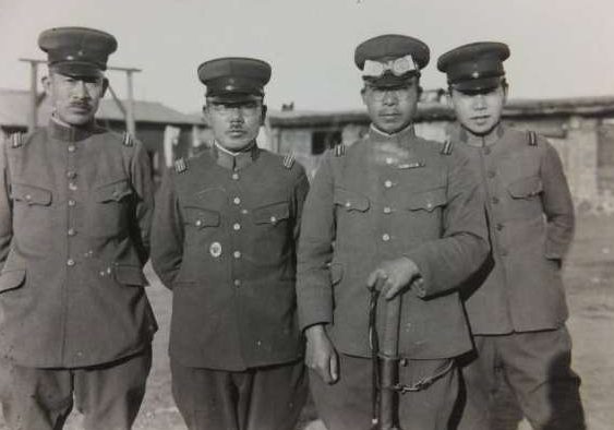 Курибаяси Тадамити среди офицеров. 1940 г.