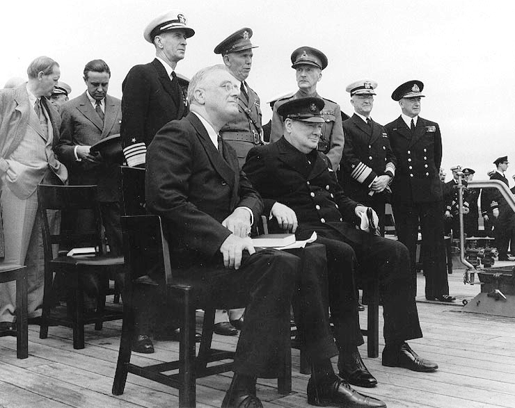 Рузвельт и Уинстон Черчилль на борту HMS «Prince of Wales» на встрече Атлантической хартии. 1941 г.