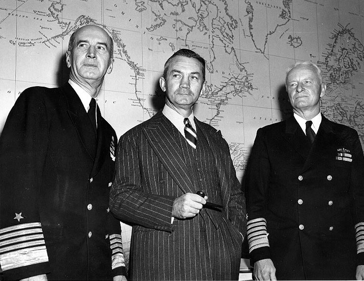 Секретарь военно-морского флота Форрестол с адмиралами Кингом и Нимицем. 1945 г. 