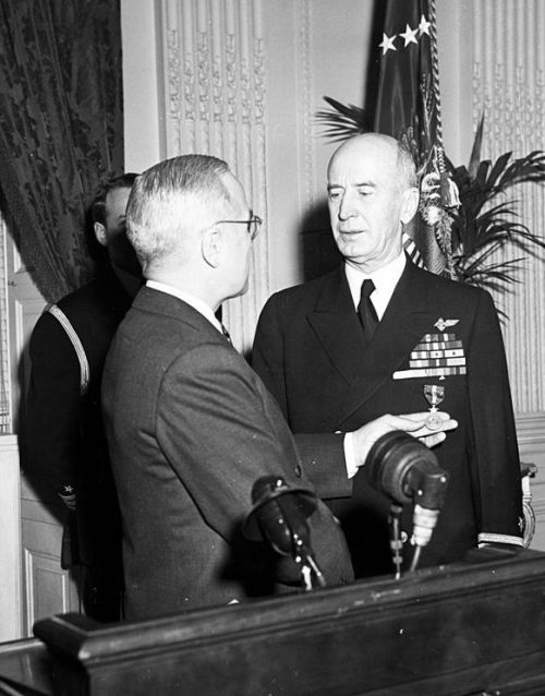 Адмирал флота Эрнест Дж. Кинг получает медаль «За выдающиеся заслуги». 1945 г.