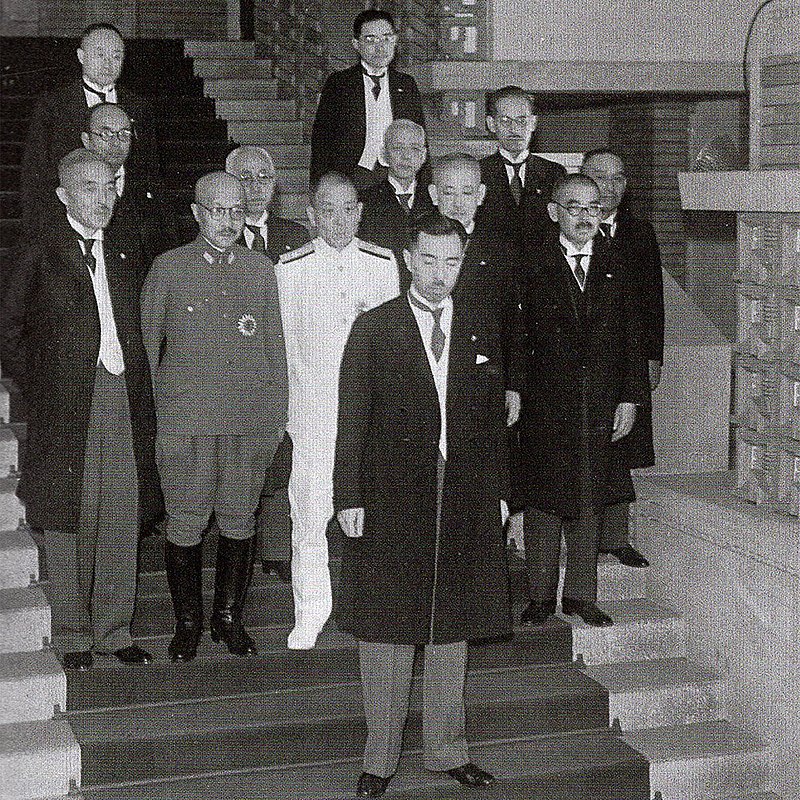 Тодзио Хидэки среди членов Кабинета министров Фумимаро Коноэ. 1940 г.