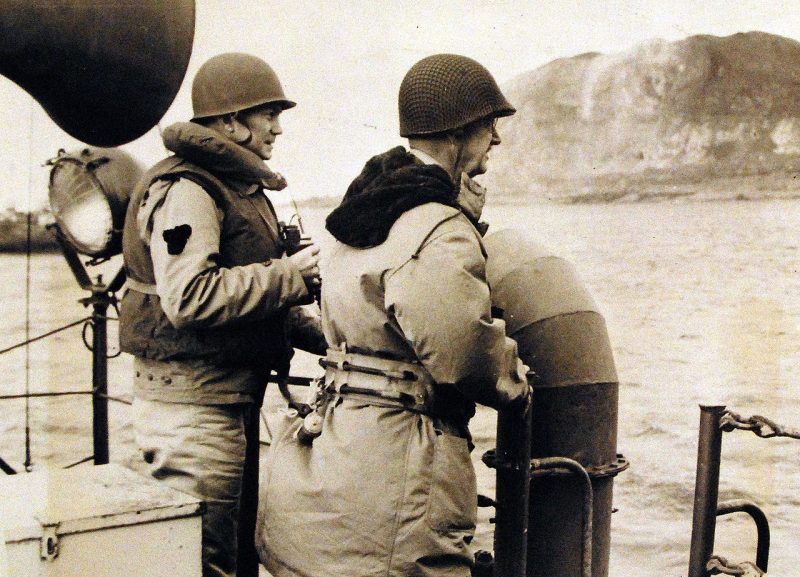 Министр ВМС Джеймс Форрестол и генерал-лейтенант Холланд Смит, командующий морской пехотой при высадке на Иводзиму. 1945 г.