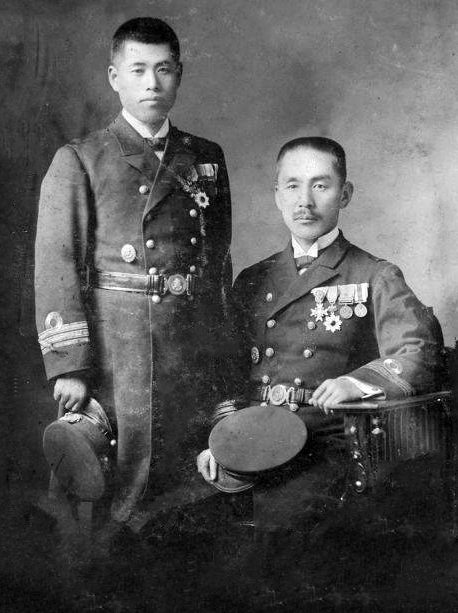 Капитан-лейтенант Исороку Ямамото с другом в 1915 г. 