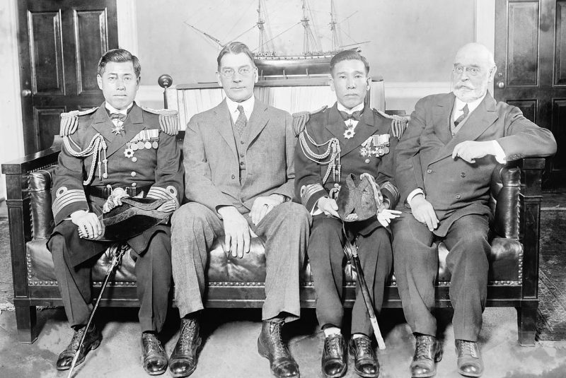 Капитан Исороку Ямамото, военно-морской атташе Японии в США, с министром ВМС США Кертисом Д. Уилбуром, капитаном Киёси Хасэгавой и адмиралом Эдвардом Уолтером Эберле. 1926 г.