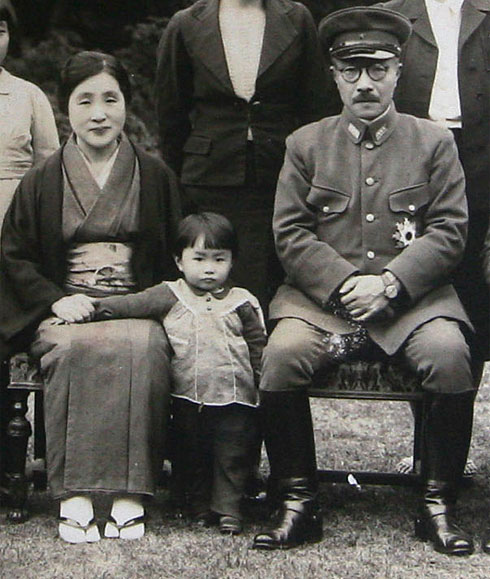 Генерал Тодзио с супругой и внучкой. 1941 г.