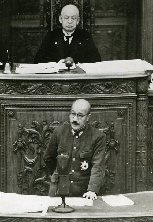 Генерал Тодзио Хидэки - премьер-министр Японии в парламенте. 1942 г.