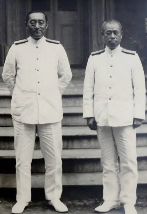 Адмирал Императорского флота Японии Мицумаса Йонаи (слева) с адмиралом Исороку Ямамото (справа). 1939 г.