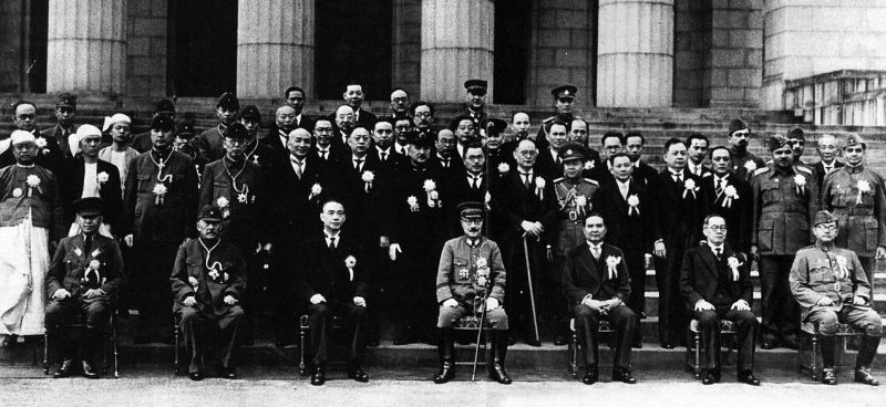 Тодзио Хидэки с руководителями и делегатами Большой Восточной Азии у здания Национального парламента в Токио.1943 г.