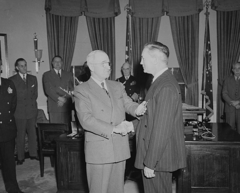 Президент Трумэн вручает медаль за заслуги министру обороны Джеймсу Форрестолу в Овальном кабинете. 1948 г.