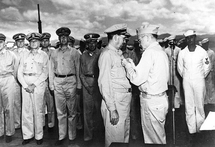 Хэлси вручает военно-морской крест контр-адмиралу Уиллису А. Ли. 1943 г.
