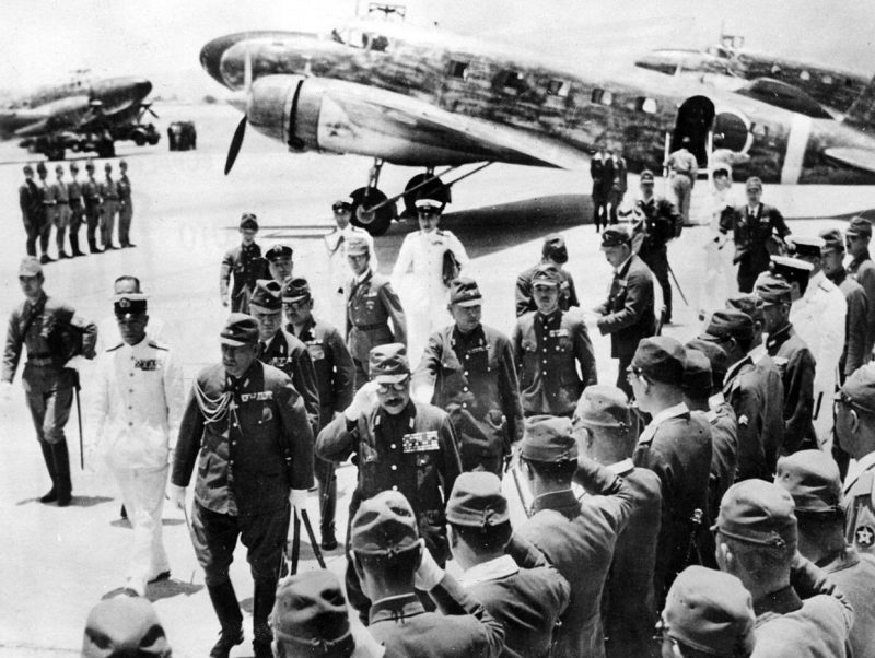 Премьер-министр Японии Тодзио Хидэки приземлился на Николс-Филд, аэродроме к югу от Манилы. 1943 г.
