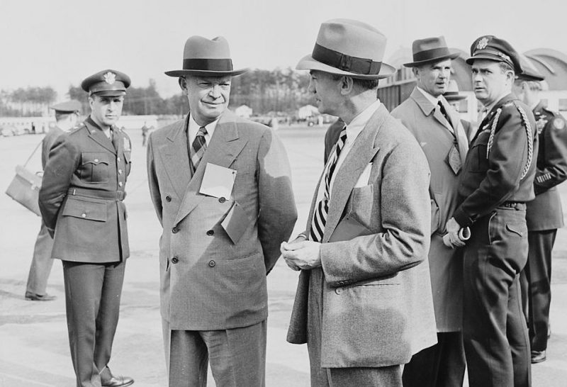 Дуайт Д. Эйзенхауэр и министр обороны Джеймса Форрестола на авиашоу на базе ВВС Эндрюс. 1949 г.