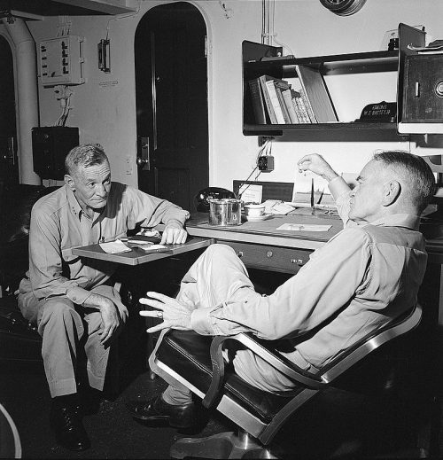 Хэлси с адмиралом Джоном С. Маккейном-старшим на борту авианосца «Нью-Джерси». 1944 г.