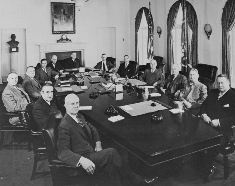 Джеймс Форрестол среди членов Кабинета министров президента Трумэна в Белом доме. 1949 г.