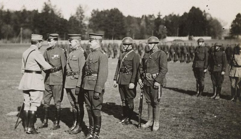 Французский генерал де Базелер награждает Макартура Военным крестом. 1918 г.