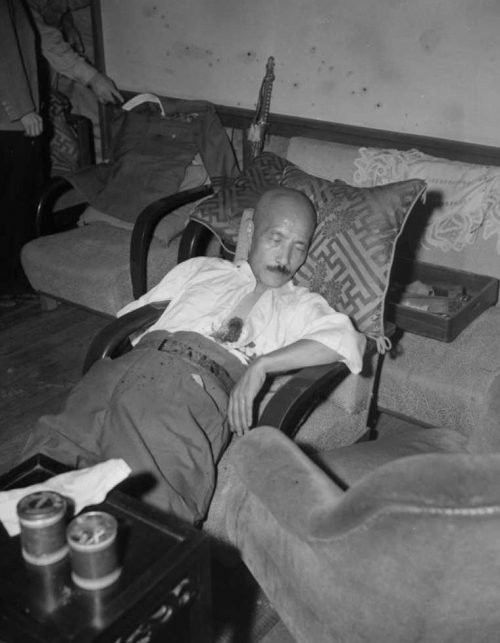 Генерал Тодзио Хидэки после неудачной попытки самоубийства. 1945 г.