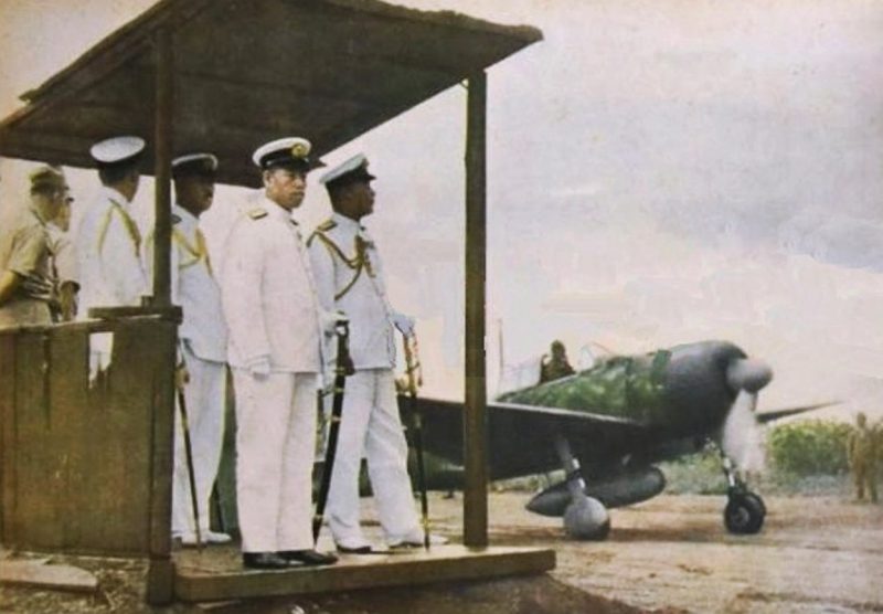 Адмирал Ямамото приветствует японских военно-морских пилотов в Рабауле за несколько часов до своей смерти. 18 апреля 1943 г.