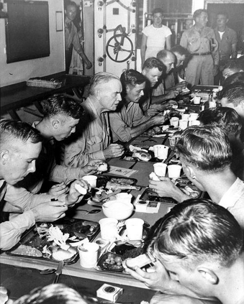 Хэлси обедает с экипажем авианосца «Нью-Джерси». 1944 г.