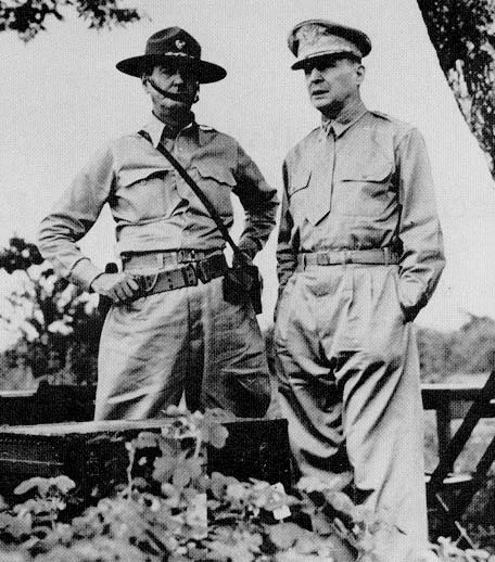Генерал-майор Уэйнрайт и генерал Макартур. 1941 г.