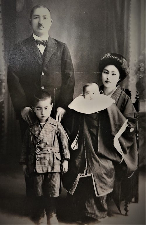 Ренья Мутагути с семьей. 1907 г.