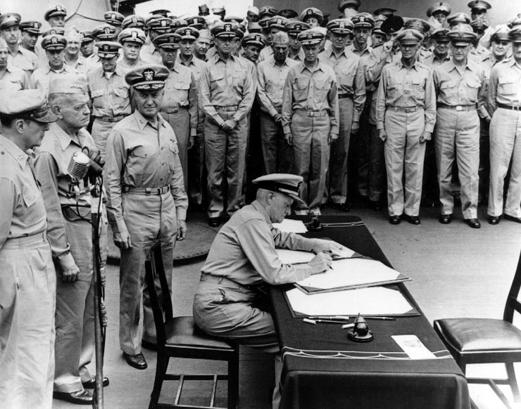 Хэлси во время подписания акта капитуляции Японии. 1945 г. 