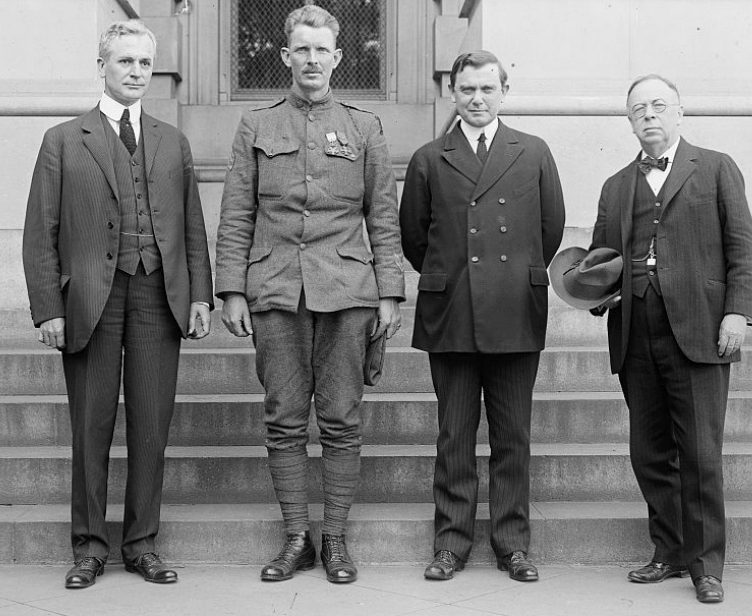Корделл Халл, сержант Элвин С. Йорк, сенатор Кеннет МакКеллар и сенатор Джордж Э. Чемберлен. 1919 г. 