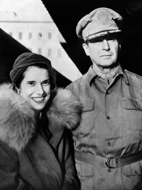 Генерал Дуглас Макартур и миссис Джин Мари Макартур. Брисбен, 1942 г.