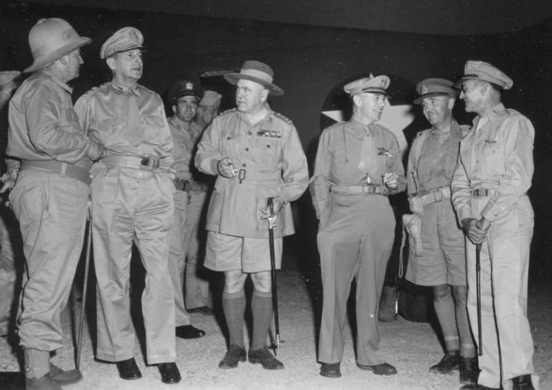 Макартур среди старших командиров союзников в Новой Гвинее. 1942 г.