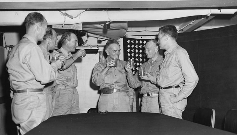 Адмирал Уильям Ф. Хэлси, командующий Третьим флотом, и другие высокопоставленные офицеры ВМС США и Великобритании отмечают окончание Второй мировой войны на борту авианосца «Миссури». 1945 г.