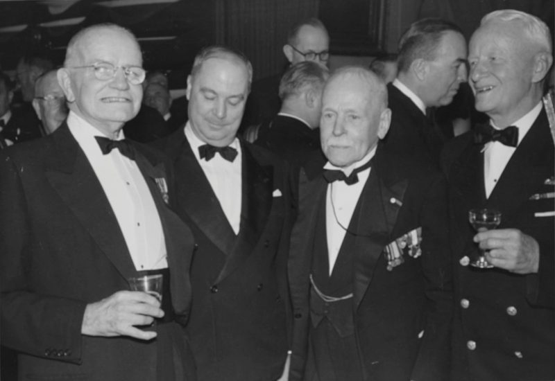 Адмирал флота Уильям Ф. Хэлси-младший, адмирал Ричард Конолли, адмирал Ричард Х. Джексон и адмирал флота Честер В. Нимиц на вечеринке по случаю годовщины окончания Второй мировой войны. 1950 г.