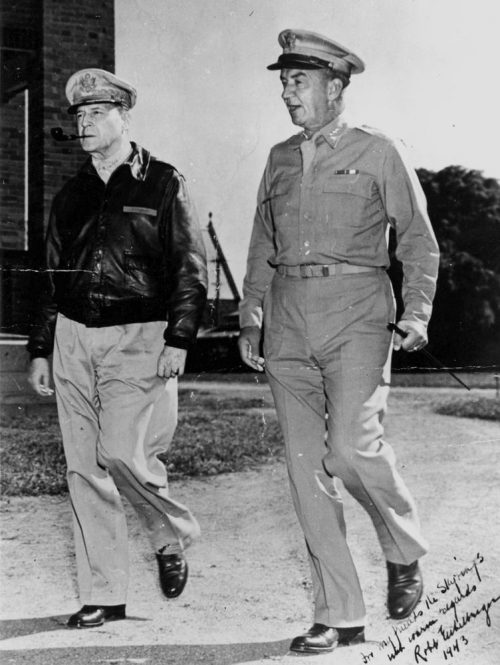 Генерал Макартур и генерал-лейтенант Эйхельбергер. Рокхэмптон, 1943 г.