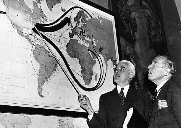 Эдвард Р. Стеттиниус-младший намечает курс американских поставок по ленд-лизу и военных поставок и продовольствия из Америки в другие страны. 1941 г.