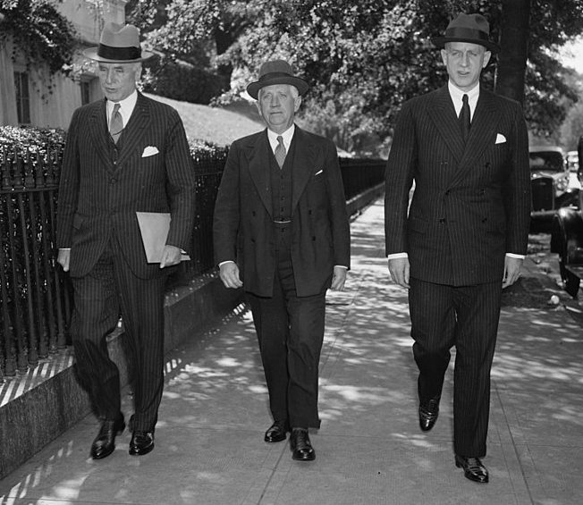 Госсекретарь Корделл Халл, Норман Х. Дэвис, посол по особым поручениям; и Самнер Уэллс, заместитель госсекретаря. 1937 г.