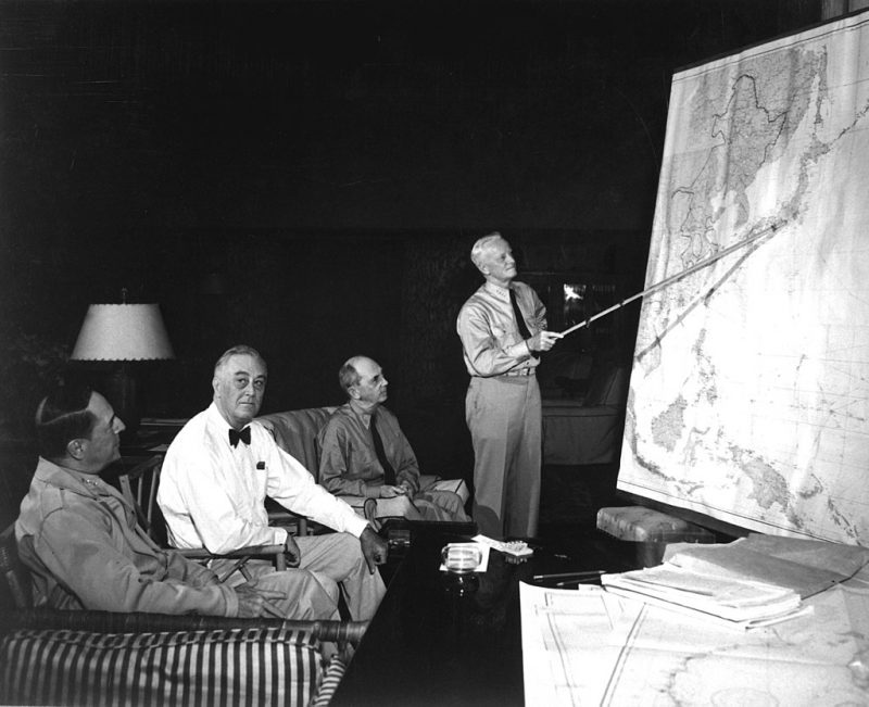Конференция на Гавайях: генерал Макартур, президент Рузвельт, адмирал Лихи, адмирал Нимиц. 1944 г.