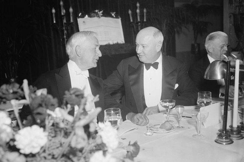 Государственный секретарь Корделл Халл и премьер-министр Джеймс А. Фарли на торжественном ужине. 1939 г.