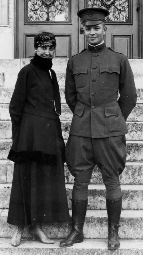 Эйзенхауэр с женой Мейми на крыльце Сент-Луис-холла. Сан-Антонио, 1916 г.