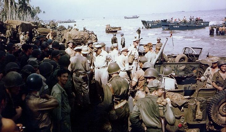 Генерал Дуглас Макартур осматривает плацдарм на острове Лейте. 1944 г.
